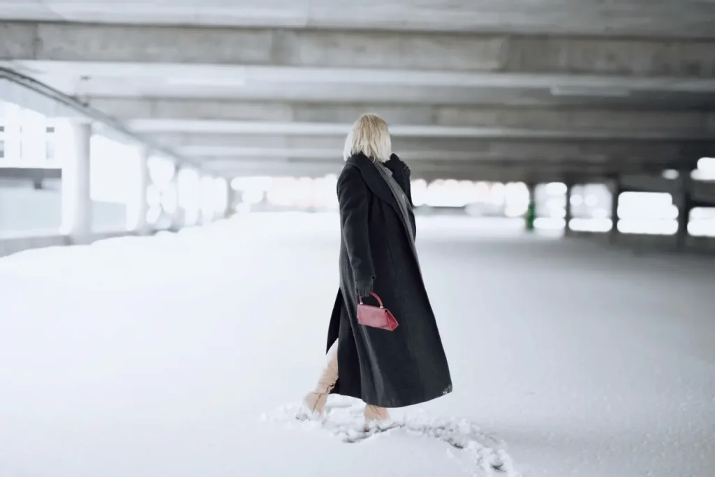 Kobieta w eleganckim płaszczu oversize podczas jesiennego spaceru w mieście