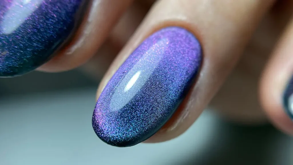 Zdjęcie pokazujące efekt manicure z kocimi oczami na paznokciach z użyciem magnesu