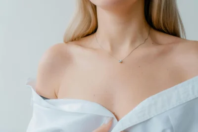 Elegantna minimalistyczna biżuteria srebrna na czarnym tle