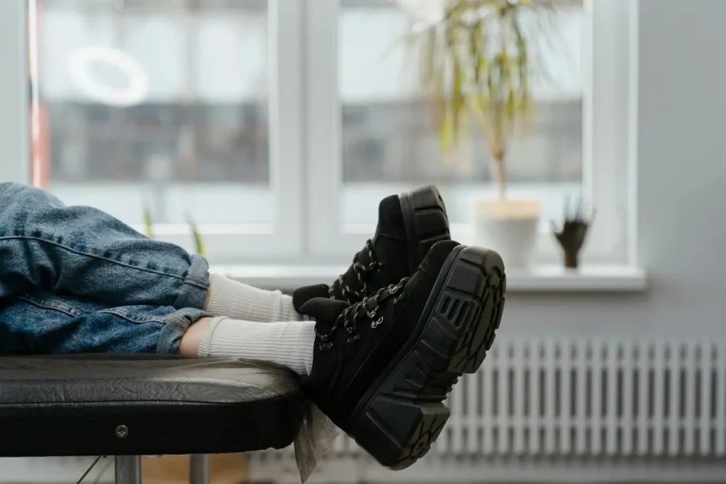 Damska para platform 10 cm w eleganckim stylu na różowym tle